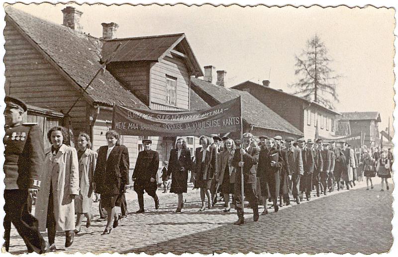 File:Järvamaa_1951-aasta 1_mai rongkäik Paides Pärnu tänaval.jpg